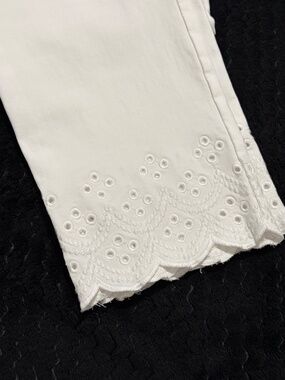 LIKE NEW! Women's Chico's White Lace Hem Capri - 10R